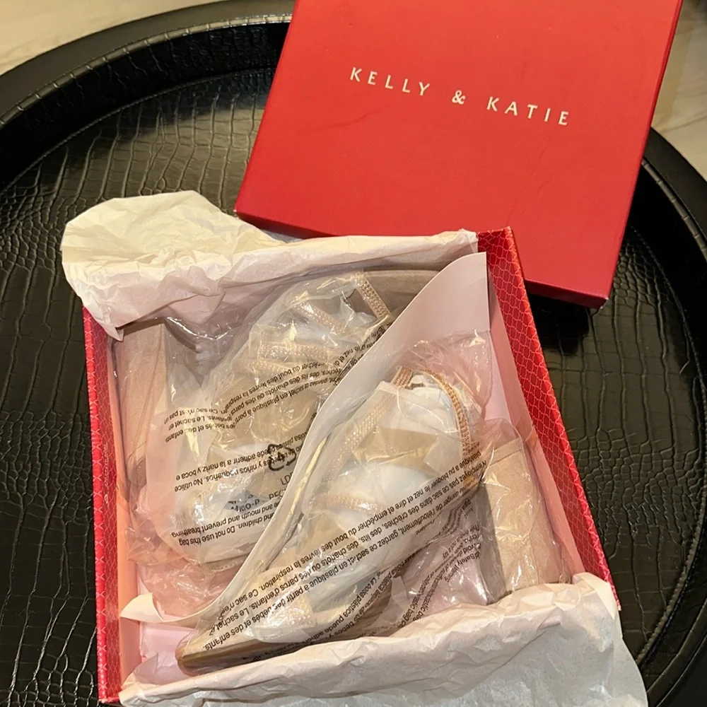 Kelly & Katie Cadene Sandals - Picture 4 of 10